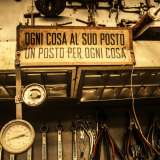 Il tutto � perfettamente sintetizzato da un cartello appeso agli scaffali che recita categoricamente: �Ogni cosa al suo posto, un posto per ogni cosa�
